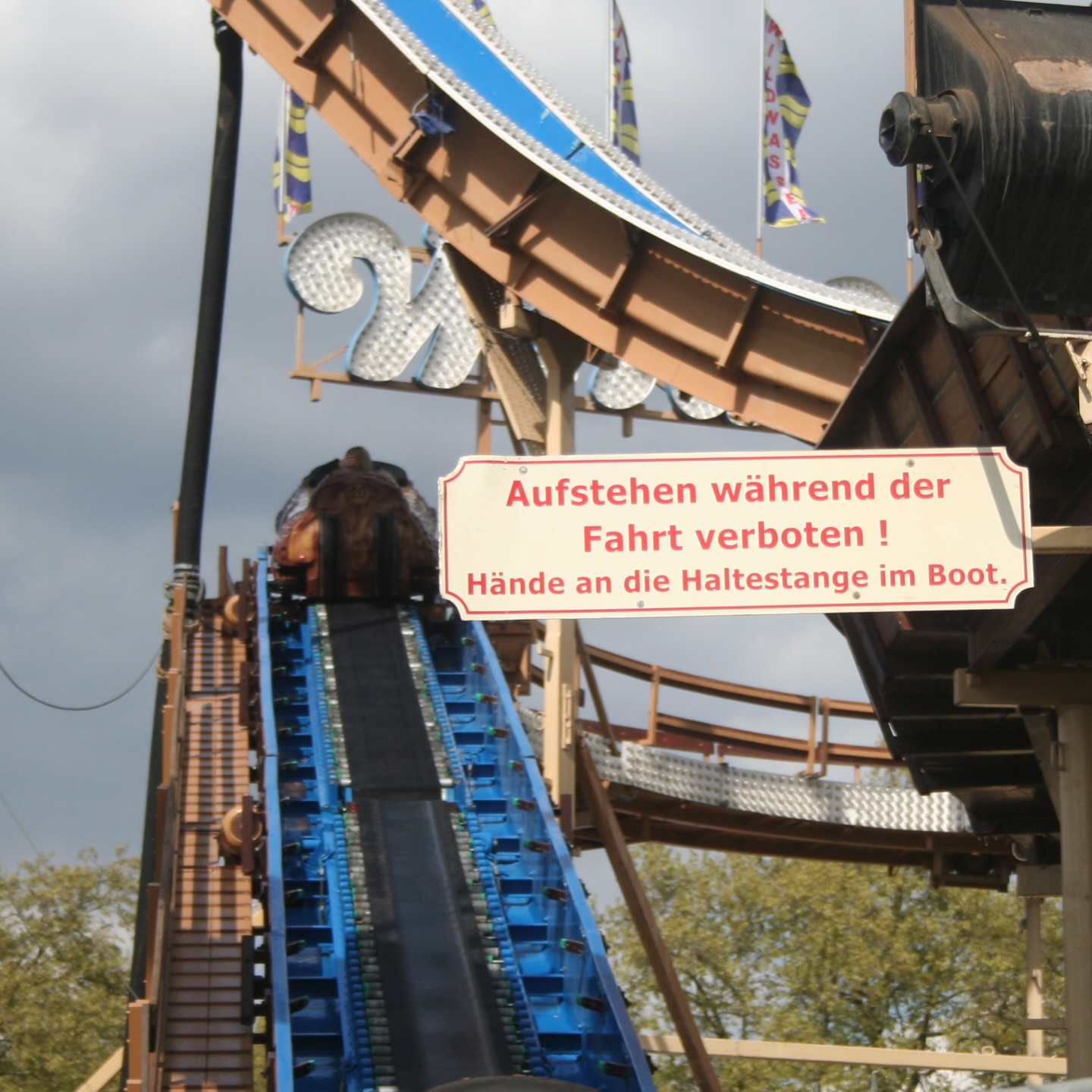 Der Weg nach oben…..
Wildwasser von Meyer und Steiger war eine der größten transportablen Wildwasserbahnen auf der Reise.
Für mehr (Wild)wasser - Content folgt uns gerne!
#eswareinmal #wildwasserbahn #logflume #soaked #wildwaterride