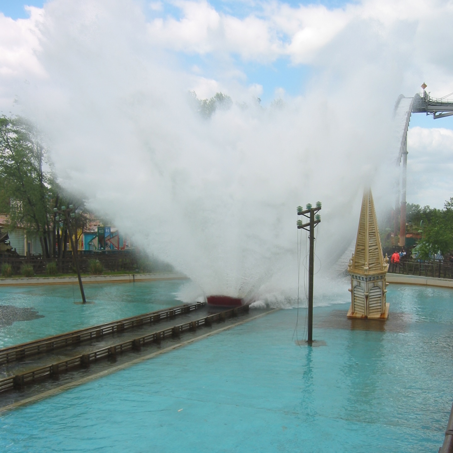 One of the most impresive drops on a spillwater! Of course it is a soaker! Tidal Wave at Thorpepark from O.D. Hopkins! We love it!
Come and join our Community the probably wettest place on the web - prepare to get soaked! #amusementpark #themepark #spillwater #soaked #wildwaterride