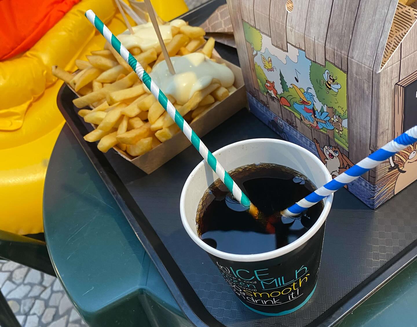 Im Wasserpark schmeckt der Snack am Besten oder? #lecker #snack #pommes #wasserpark #lecker #ontour #waterpark #yummie