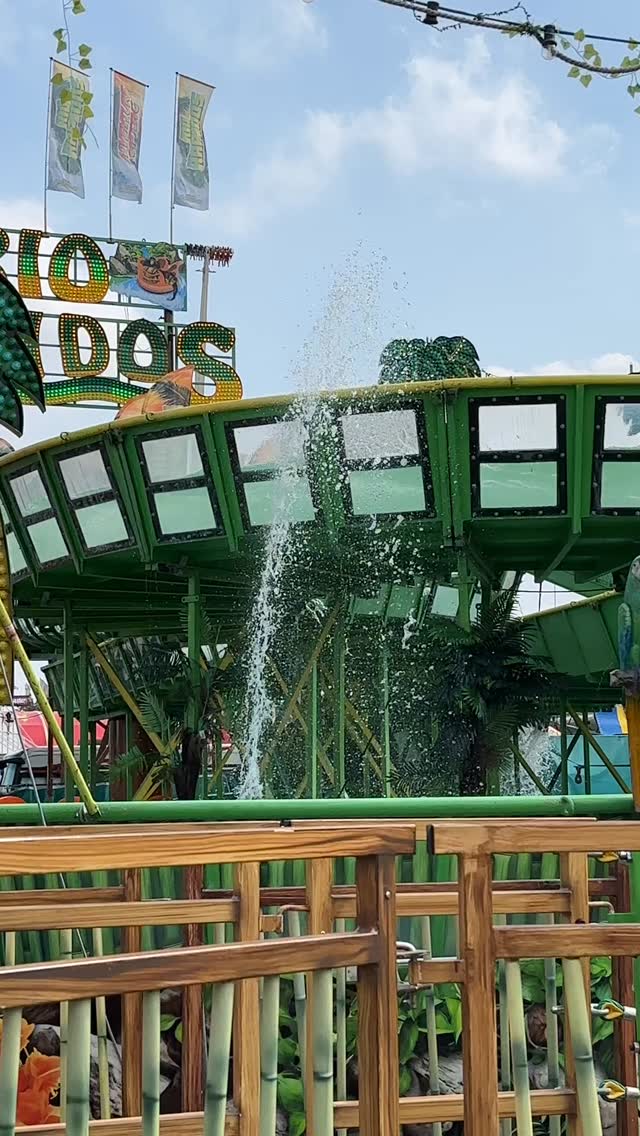 Wasser marsch…. Feine Wasserspiele am Rio Rapidos von Oberschelp. Jede gute Wasserbahn lebt von diesen Effekten-oder? Folgt uns um keinen (Wild)wasser - Content mehr zu verpassen! #wildwasserbahn #wildwaterride #rapidriver #kirmes #wassereffekt #wasserfontäne #abkühlung #drenched #soaked #splash #nass #fun #wasser