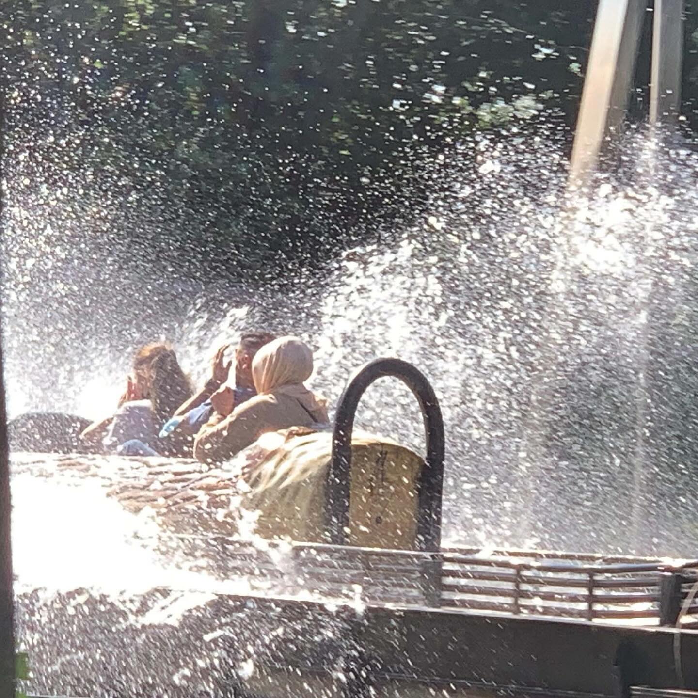 Kleiner Drop, kleiner Splash? Manchmal sind die kleinen Abfahrten nasser als die großen. Wildwasserbahn im Wunderland Kalkar- Log Flume von Zamperla. Nässefaktor - mittel. Unsere Bewertung 2 1/2 von 5. Folgt uns um keinen (Wild)wasser - Content mehr zu verpassen! #logflume #wildwasserbahn #wildwaterride #themepark #freizeitpark #abkühlung #drenched #soaked #splash #wasser #fun