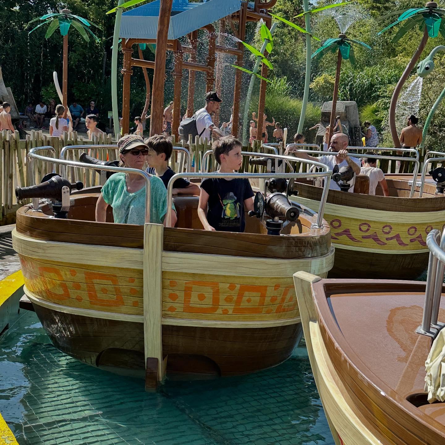 An die Wasserkanonen fertig los. Neben schienengeführten Splashbattle - Anlagen gibt es auch Rundfahrgeschäfte zahlreicher Hersteller bei denen man mit Wasserkanonen schießen kann. Diese Variante mit dem Namen Tiki Academy im Walibi Rhônes Alpes ist eine sehr kompakte Variante mit extrem kleinem Drehradius. Nichts für schwache Mägen. Mir ist leider schlecht darauf geworden ☹️🤢 Der Hersteller ist unbekannt. #wasser #interaktiv #wasserkanonen #wildwasserbahn #wildwaterride #abkühlung #soaked #splash