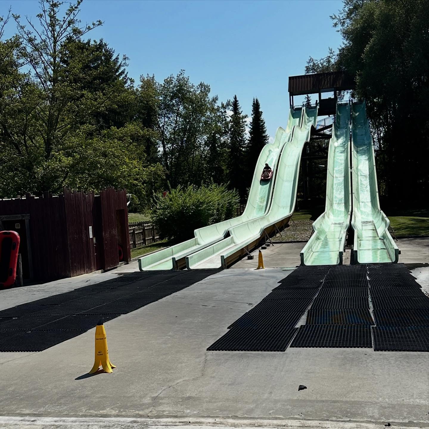 4er Boots-Wellenrutsche „Surf Music“ - im Walibi Rhônes Alpes des Herstellers Van Egdom. Leider ohne Förderband, sodass man das Boot tragen muss. Auch leider völlig ohne Thematisierung ☹️👎 folgt uns um keinen (Wild)wasser - Content mehr zu verpassen! #bootswellenrutsche #wildwasserbahn #abkühlung #drenched #soaked #splash #fun #nass #freizeitpark #themepark #harakiriraftslide #vanegdom
