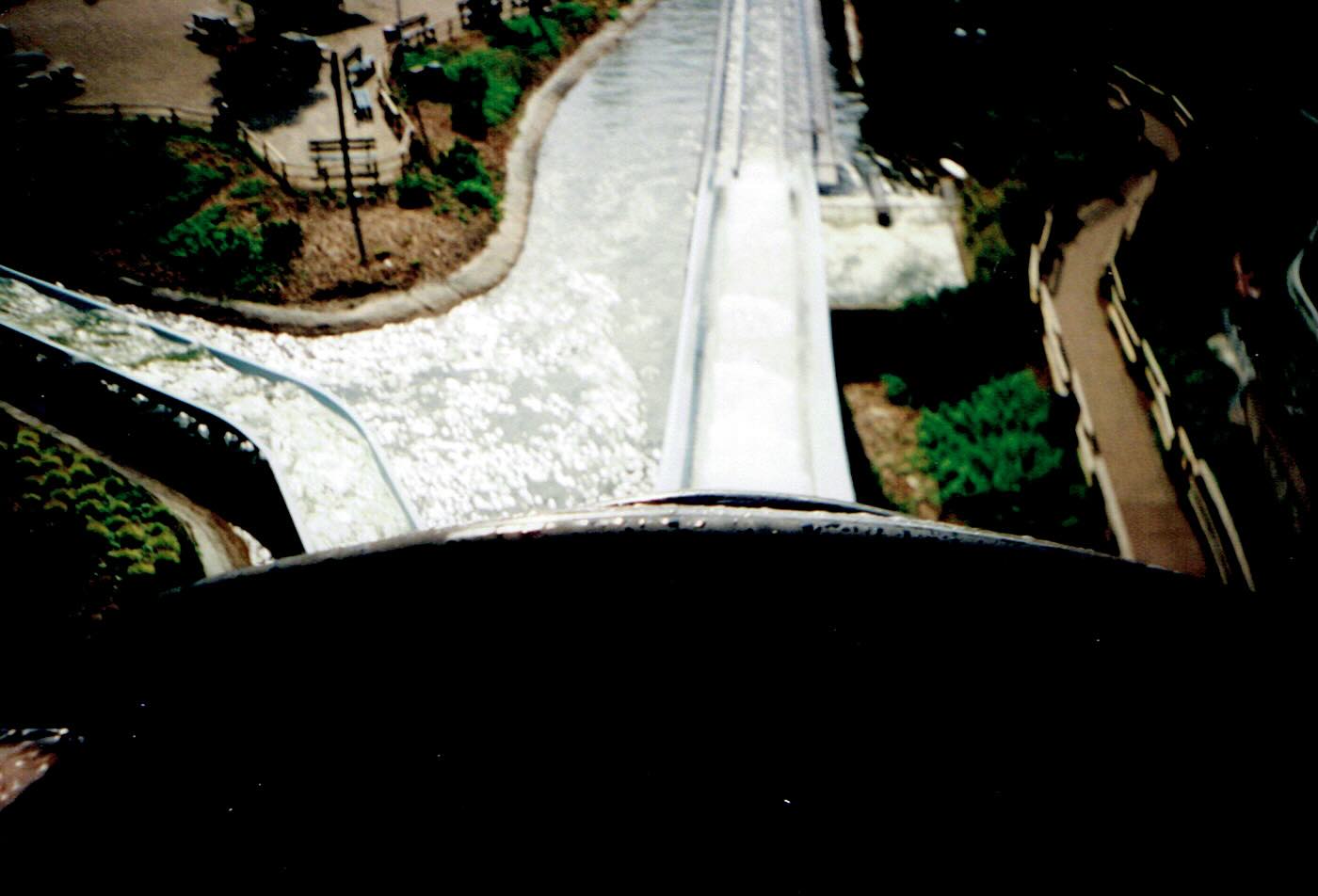 …und abwärts! Ein riesen Spaß der Double-Down mit einer Menge Airtime. Onrideimpression vom Crazy River im Walibi Holland! Für mehr (Wild)wasser - Content folgt uns! #wildwasserbahn #onride #Logflume #mackrides #drenched #soaked #freizeitpark #themepark #wildwaterride #rides #splash #nass #abkühlung #doubledown #fun #airtime