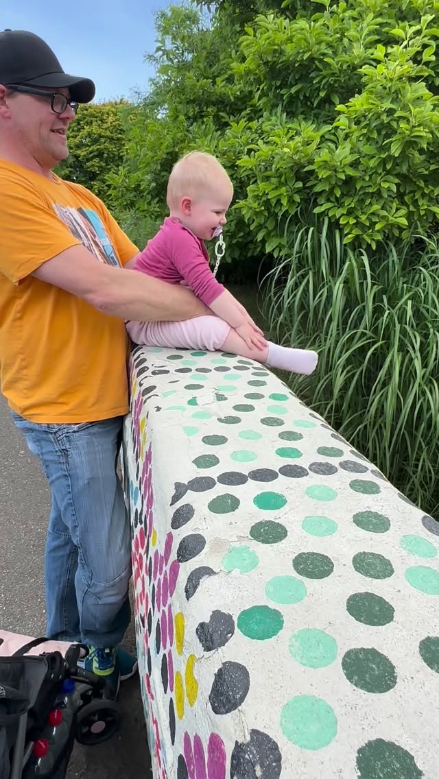 Jean winkt den Booten wo sie zu dem Zeitpunkt noch nicht selber mitfahren durfte! So cute! #rapidriver #vekoma #walibiholland #wildwasserbahn #rapidriver #wildwaterride #splash #drenched #soaked #abkühlung #fun #water #cute #freizeitpark #themepark