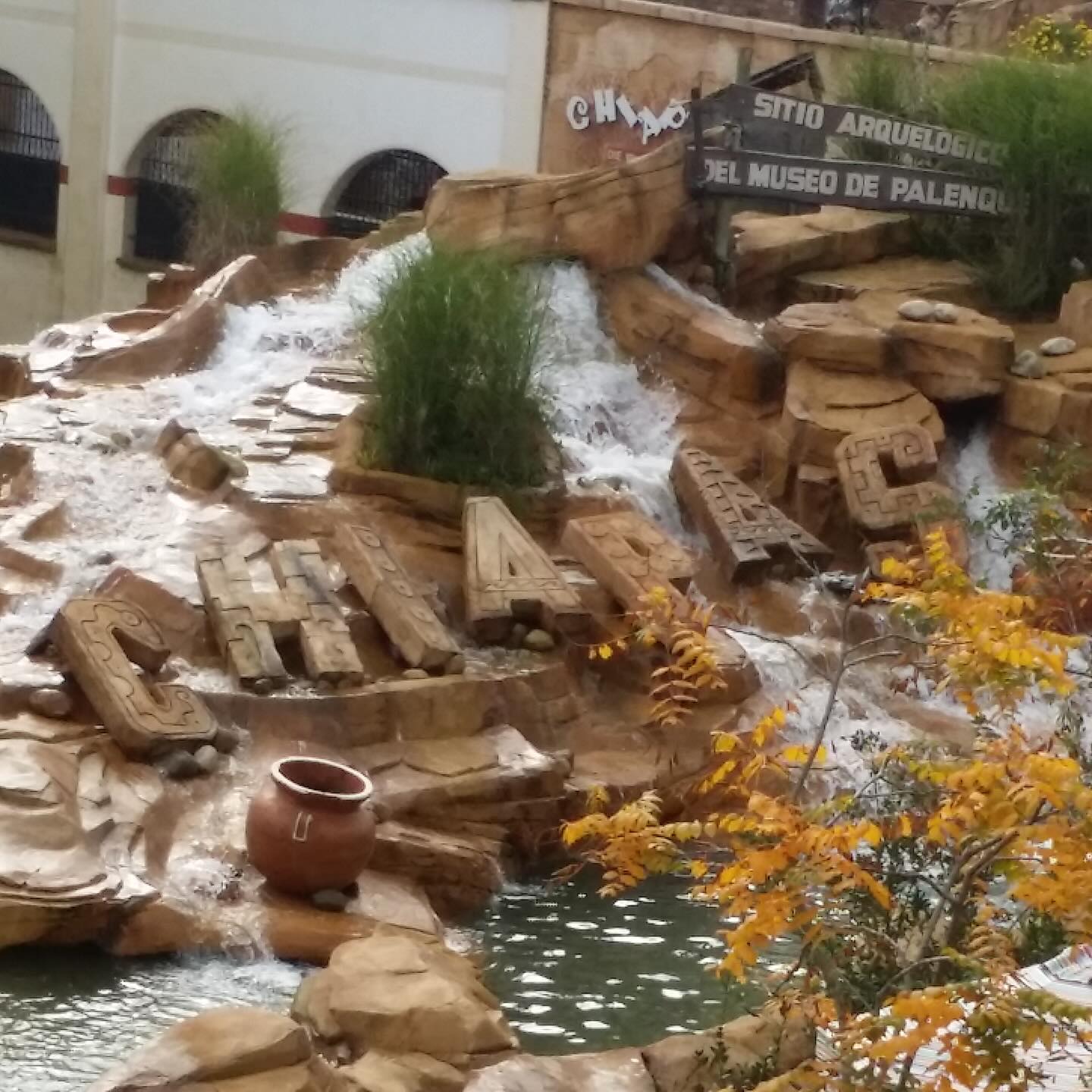 Diese Deko ist schon extrem gut gelungen! Zu finden bei Chiapas die Wasserbahn im Phantasialand. #theming #wildwasserbahn #wildwaterride #themepark #freizeitpark #deko #wasser #logflume #intamin #phantasialland