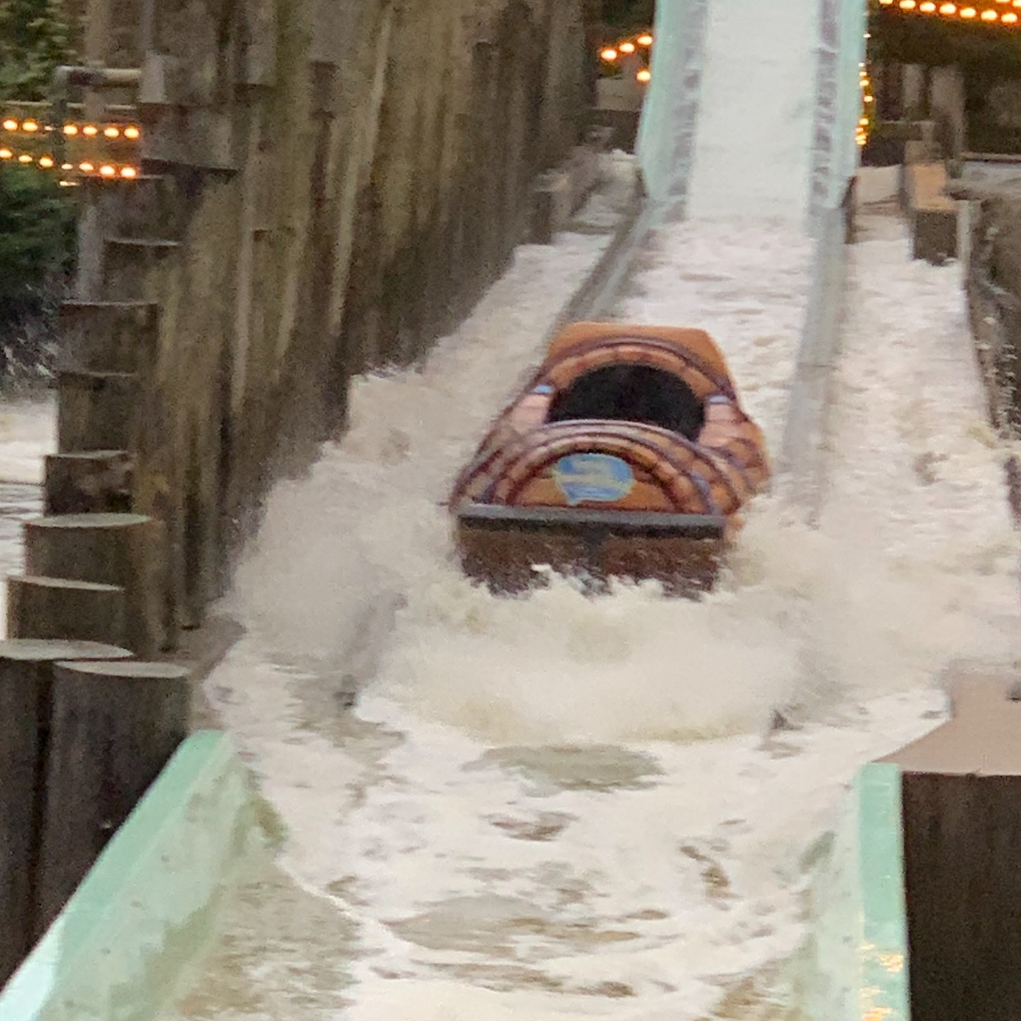 Logflume im Winter fahren ja oder nein? Traubenrutsche im Taunus Wunderland ist ein klassischer Logflume der Firma Mack Rides mit einem Drop, der auch während der Winteröffnung geöffnet hat! Für mehr (Wild)wasser - Content folgt uns! #logflume #wildwasserbahn #wildwaterride #freizeitpark #themepark #nass #abkühlung #drops #drenched #soaked #splash #water
