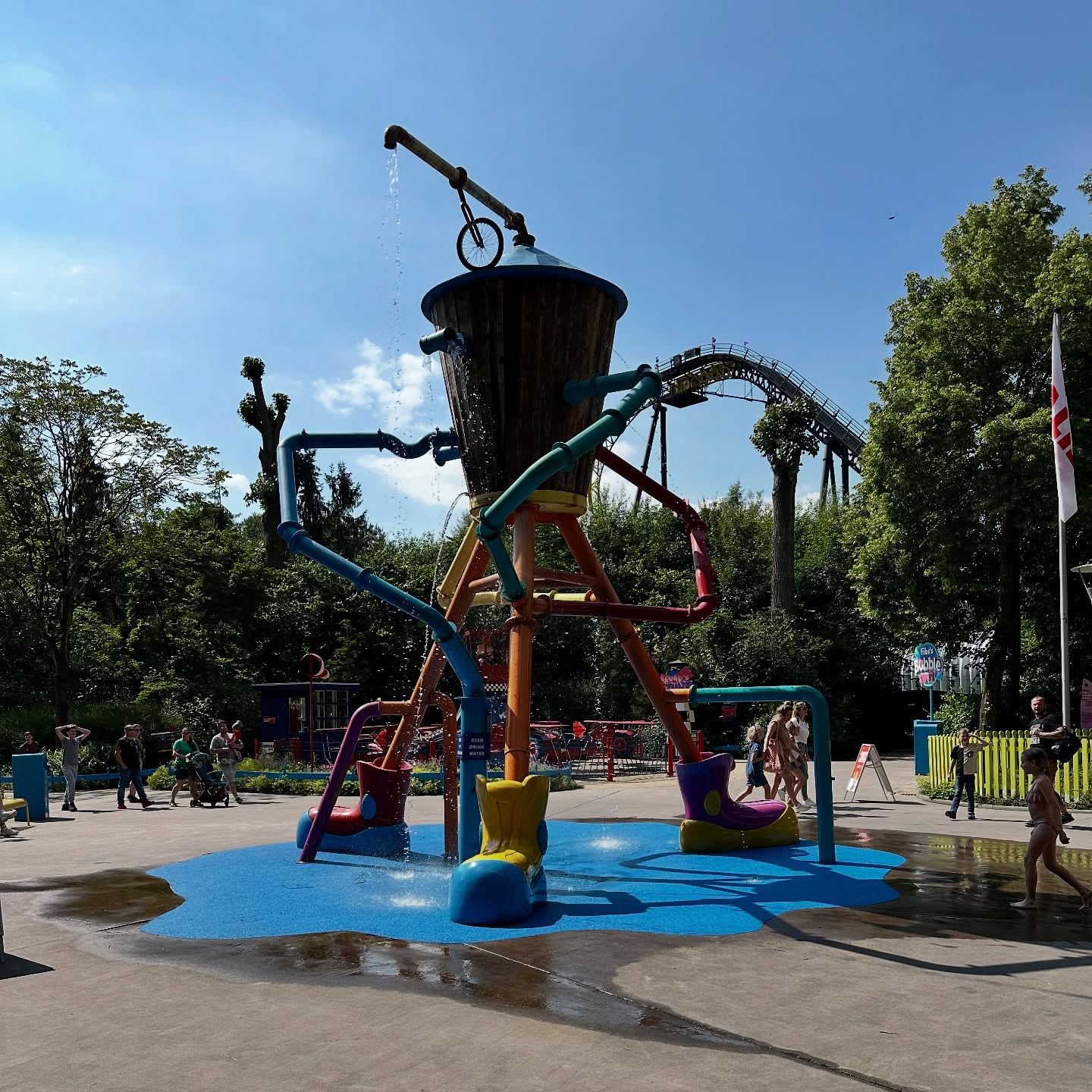Wasserspielplätze sind ein riesiger Spaß an heißen Tagen. Diese Variante steht in Walibi Holland! #wasserspielplatz #wasser #fun #abkühlung #nass #planschen #splash #soaked #drenched
