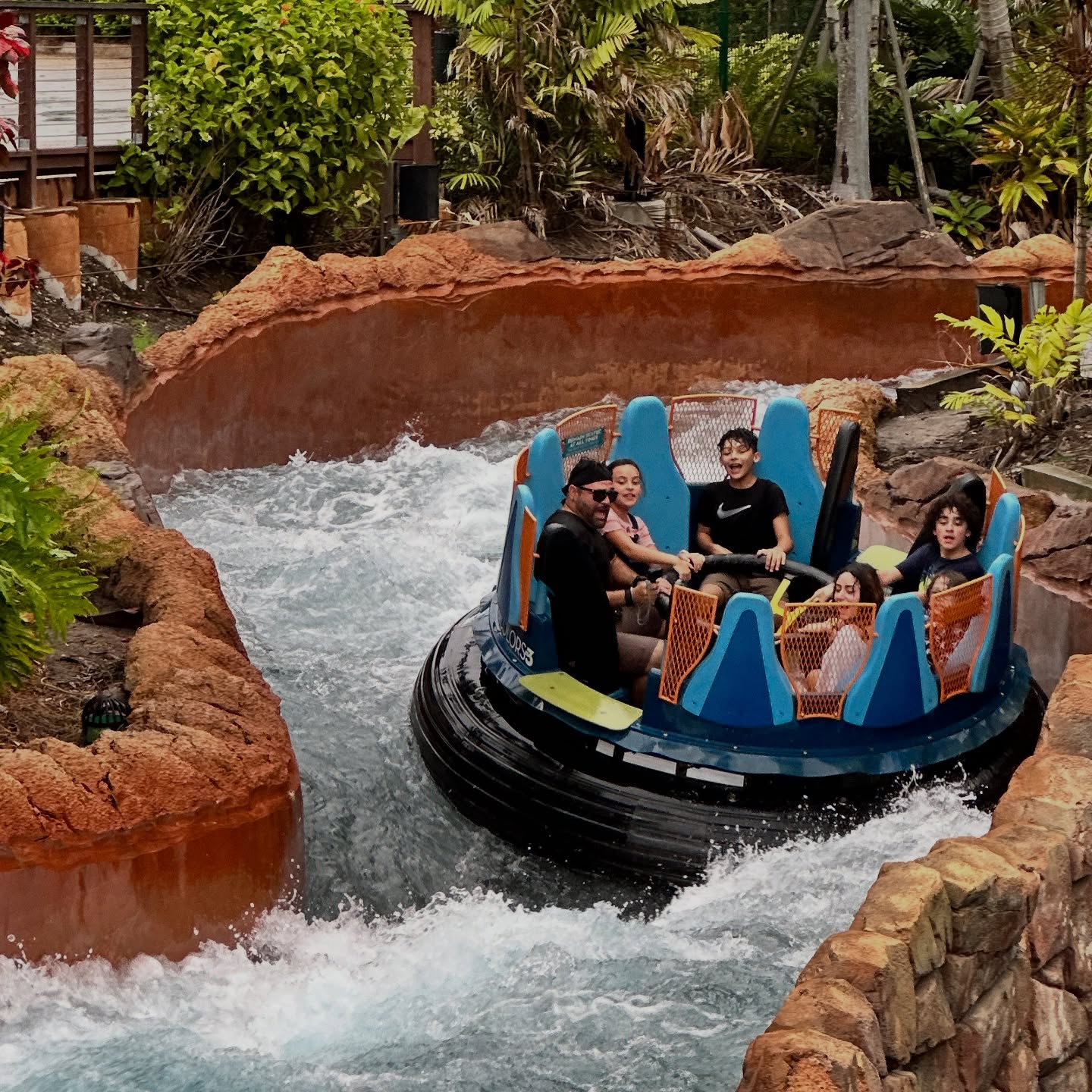 Absolutely wild ride! Ein absoluter Soaker ist Infinity Falls in Seaworld Orlando. 

Folgt uns um keinen (Wild)wasser - Content mehr zu verpassen. 

#wildwasserbahn #rapidriver #wildwaterride #drenched #freizeitpark