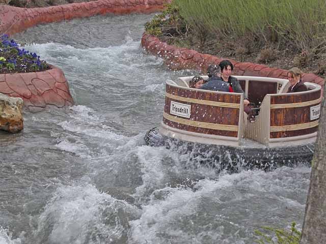 Ein eher zahmes Rafting, dass sich aber perfekt in die Landschaft einfügt. Waschzuberrafting im Tripsdrill von Hafema. 
Nässefaktor: gering, unsere Bewertung: 2 1/2 von 5. 

Folgt uns, um keinen (Wild)wasser - Content mehr zu verpassen.

#splash #soaked #abkühlung #drenched #wildwasserbahn #riverrapids #hafema #wildwaterride #themepark #freizeitparks