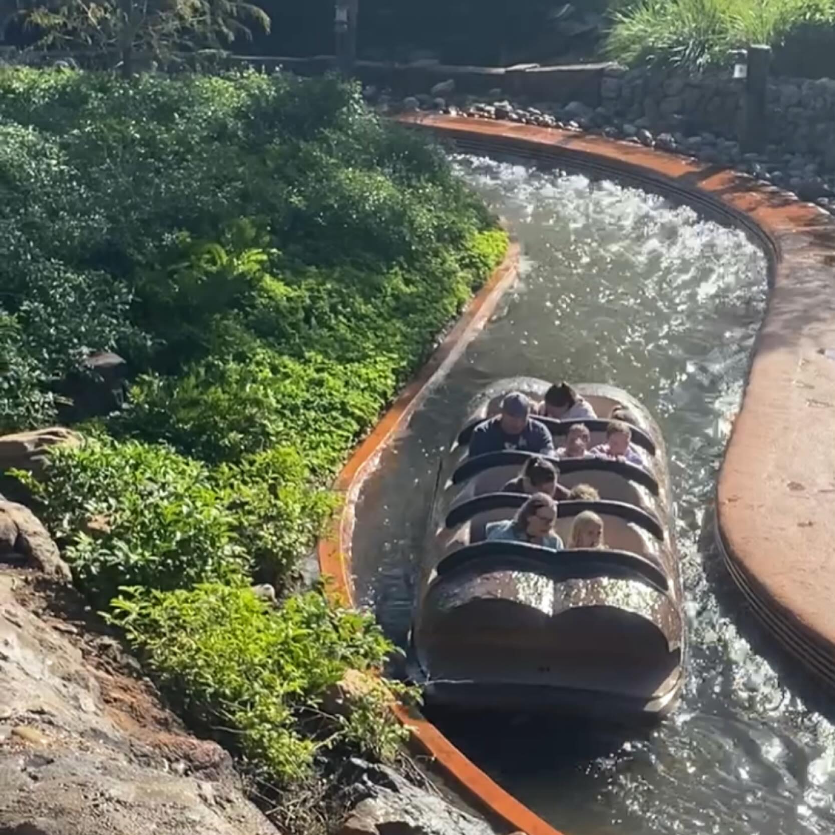 Eine der besten Logflume-Anlagen die wir je gefahren sind. Hier stimmt alles - Theming, Thrill, Erlebnis. Tianas Bayou Adventure im Magic Kingdom - Walt Disney World Orlando.

Für mehr (Wild)wasser- Content folgt uns! 

#logflume #wildwasserbahn #wildwaterride #splash #soaked #drenched #abkühlung #nass #themepark #freizeitpark #sommer #summer #eigenbau  @waltdisneyworld
