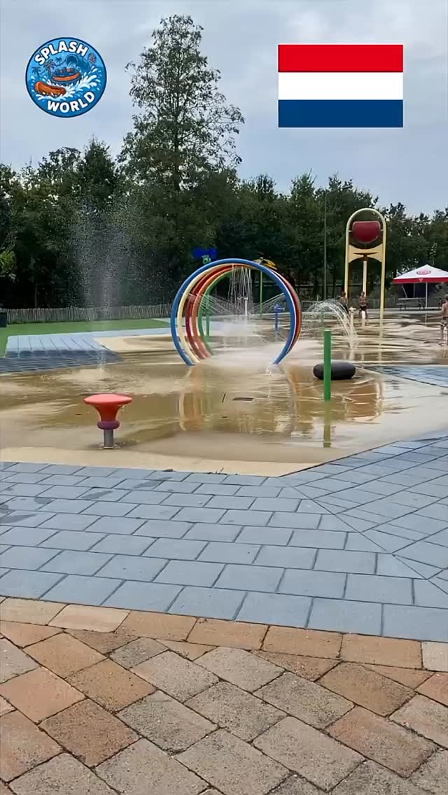 Wasserspielplätze sind bei hohen Temperaturen ein super Spaß, aber es gibt natürlich auch immer ein paar Unerschrockene, die auch bei rund 15° unter den Eimer laufen. 

Hier Waterplay im Drievliet mit interaktiven Wasserspielen. 

Für mehr (Wild)wasser - Content folgt uns. 

#soaked #splash #drenched #waterplay #nass #freizeitpark #themepark #abkühlung #wasserspielplatz #fun #interaktiv #short #reel