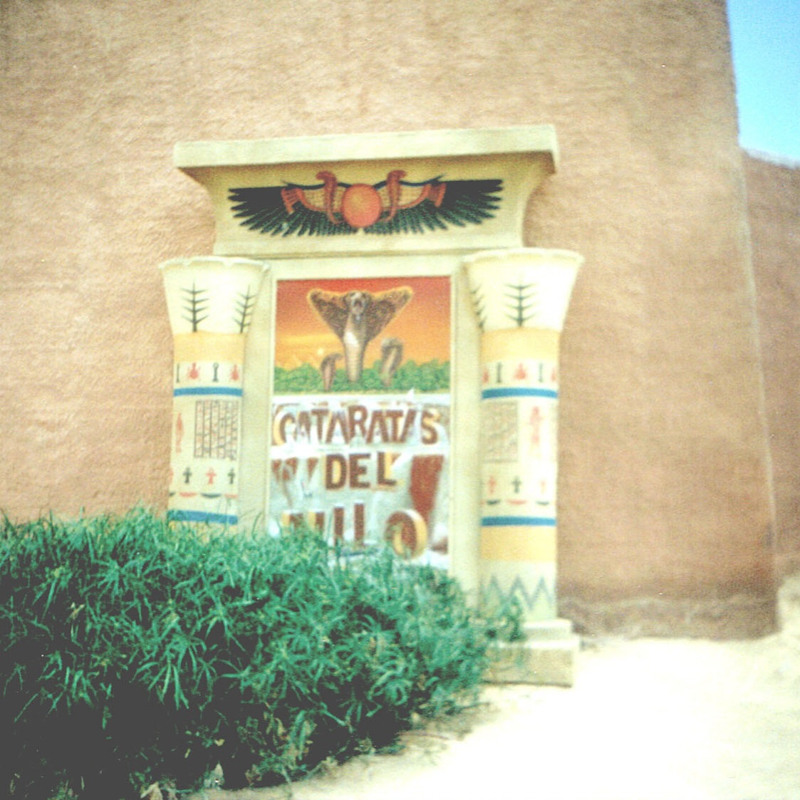 Cataratas del Nilo ist ein Logflume von Mack Rides mit 3 Drops und unsagbar schöner Thematisierung. 

Nässegrad eher gering
Unsere Bewertung 4 von 5. 

Für mehr (Wild)wasser - Content folgt uns! 

#logflume #mackrides #drenched #soaked #splash #wildwasserbahn #wildwaterride #abkühlung #themepark #freizeitpark