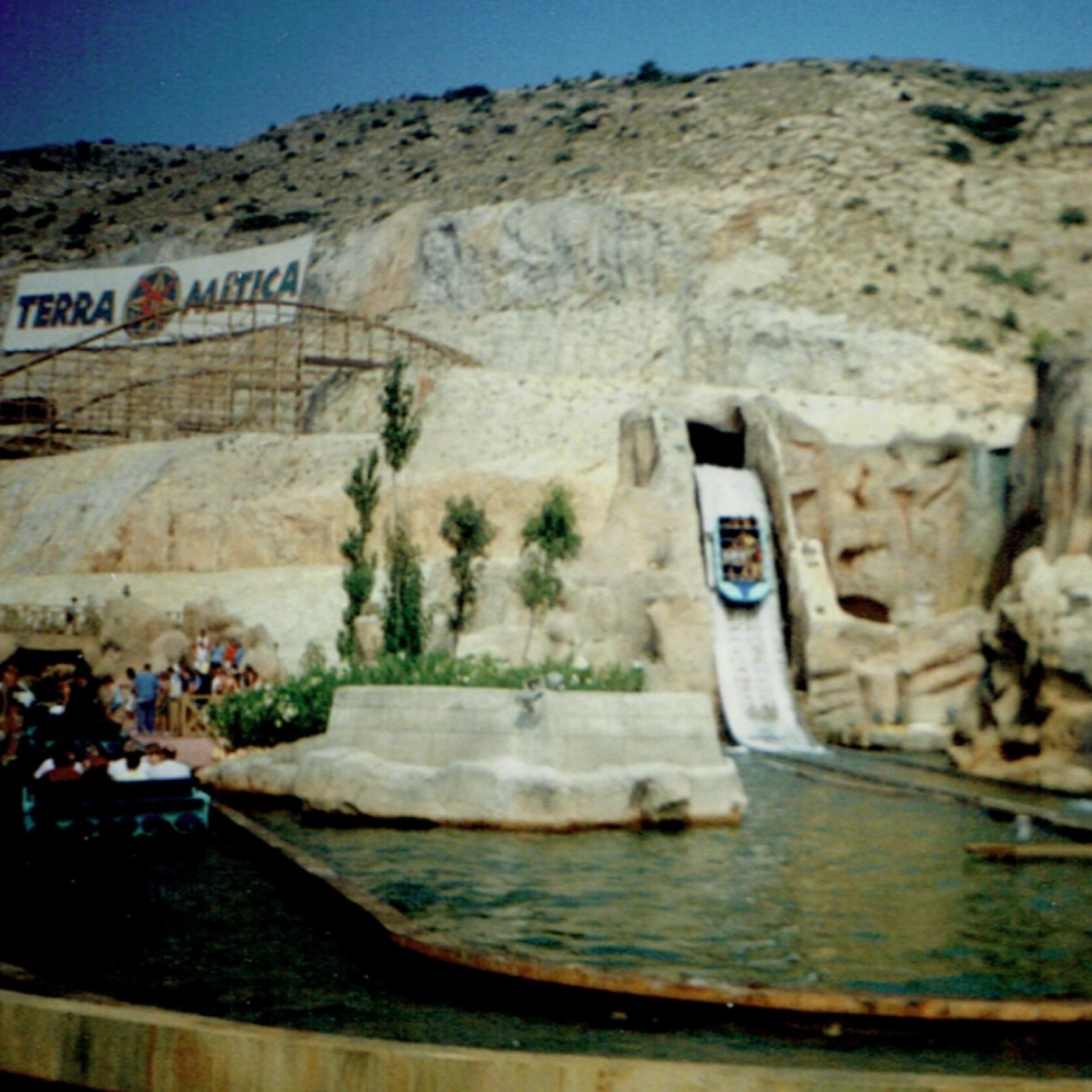La Furia de Triton ist ein Spillwater mit 2 Abfahrten von Intamin. 

Nässefaktor: mittel 
Unsere Bewertung: 3 von 5

Für mehr (Wild)wasser - Content folgt uns!

FOTO aus 2001.

#splash #abkühlung #soaked #drenched #spillwater #wildwasserbahn #wildwaterride #intamin #themepark #freizeitpark #nass #fun #action
