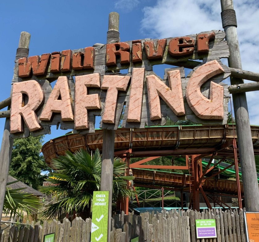 Ein schickes Eingangsportal - das mittlerweile leider Geschichte ist. Überraschend wurde die Fabbri Anlage - Wild River Rafting im West Midland Safaripark zur Saison 2024 geschlossen und entfernt. Der Verbleib bleibt leider unklar. Einfach schade ☹️ die Bahn hatte echten Fun und Soakfaktor und wir haben den Count 2023 geholt.

Für mehr (Wild)wasser - Content folgt uns!

#soaked #abkühlung #fabbri #riverrapids #eingang #drenched #splash #wildwasserbahn #wildwaterride #freizeitpark #themepark #fun #action #eswareinmal #defunct