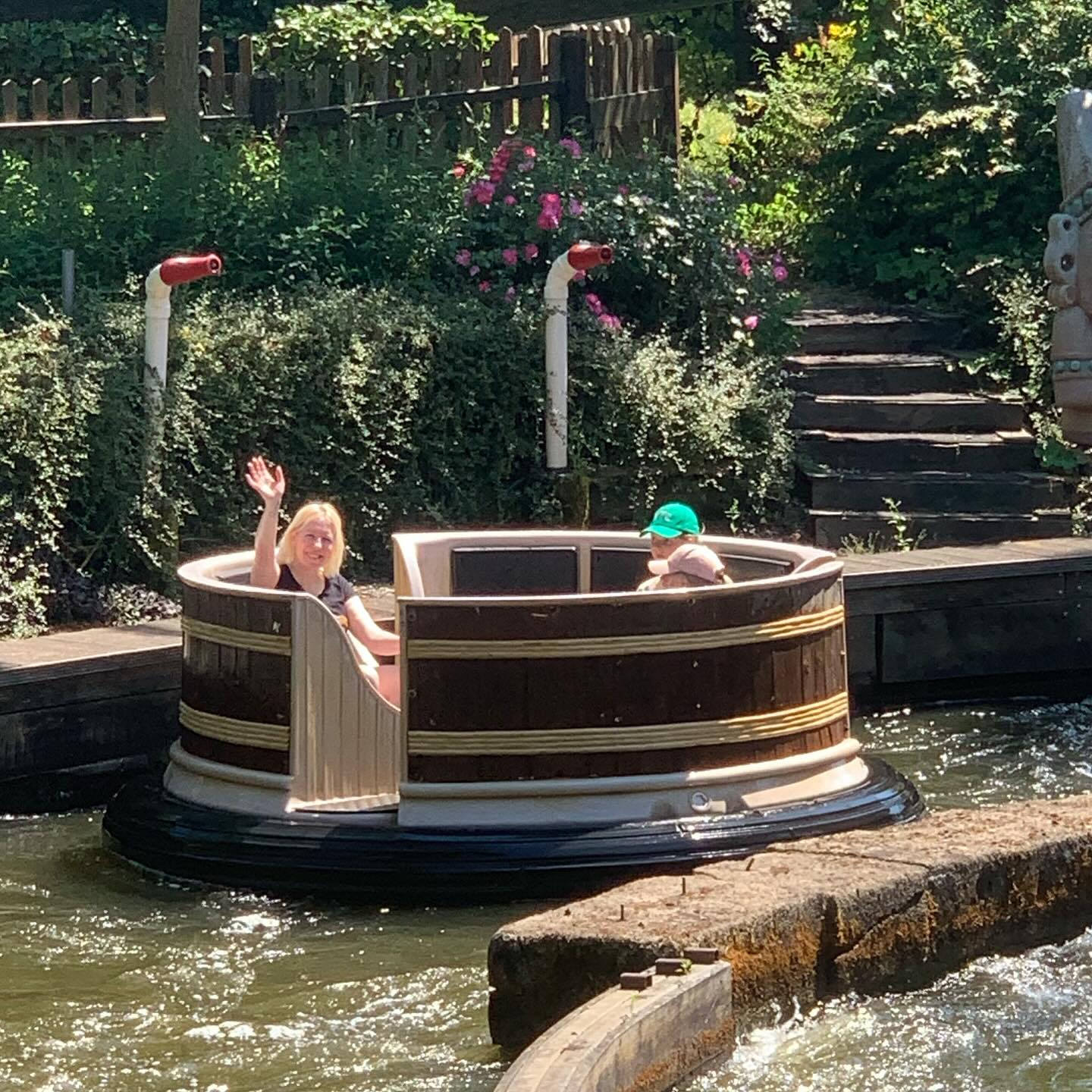 Sieht man, dass ich Rapid River mag? Hier El Rio im Bobbejaanland gebaut von Hafema- leider mittlerweile ohne Riesenradelement.
Für mehr (Wild)wasser- Content folgt uns.
#wildwasser #soaked #drenched #splash #wildwaterride #rapidriver #freizeipark #abkühlung #themepark