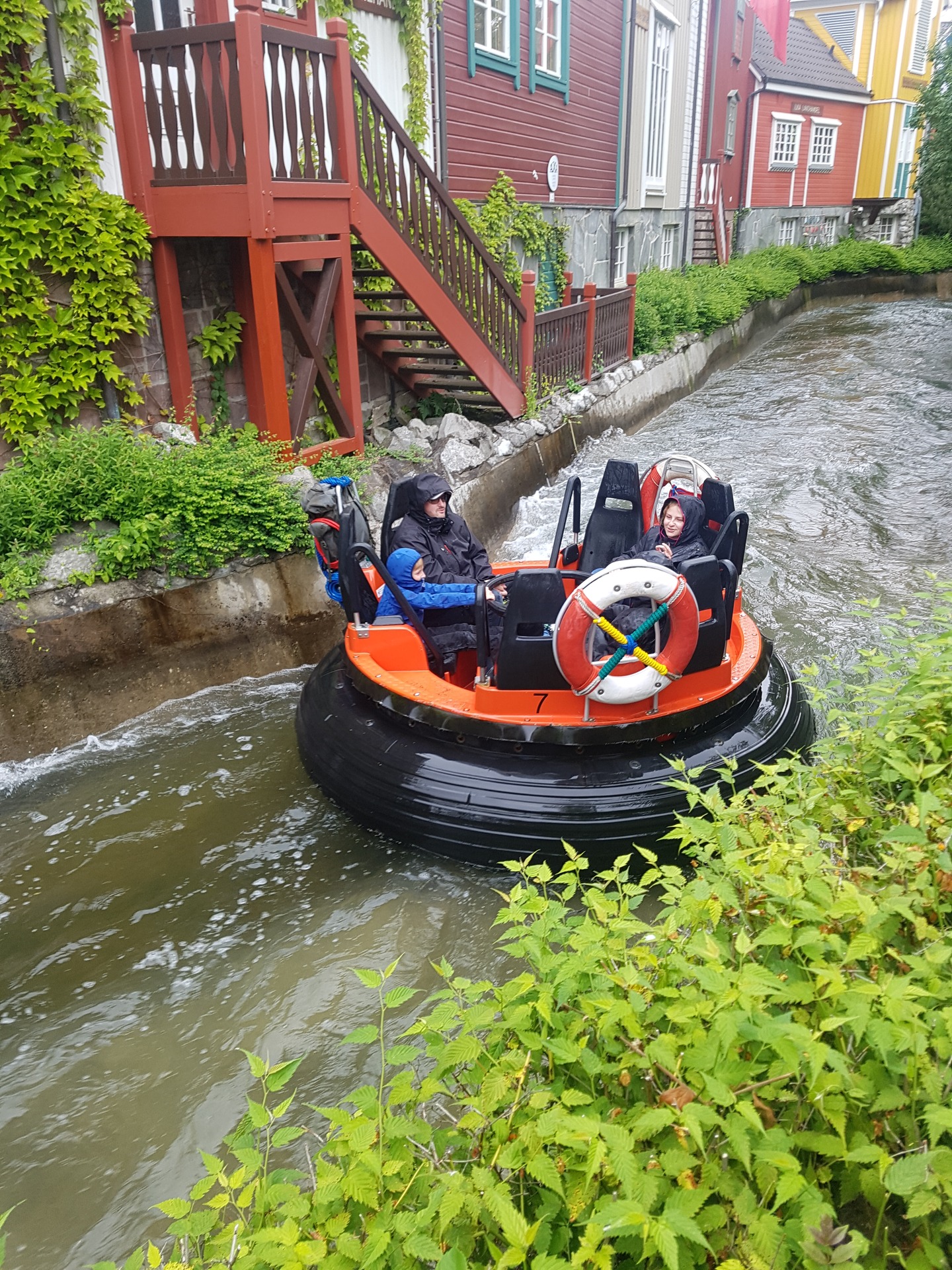 In dieser Passage ist der Fluss sehr zahm.

Fjord Rafting im Europa Park, ein River Rapids von Intamin.

Nässegrad: Mittel, unsere Bewertung: 2 von 5.

Für mehr (Wild)wasser - Content folgt uns!

#splash #drenched #abkühlung #soaked #wildwasserbahn #wildwaterride #riverrapids #freizeitpark #themepark #fun #wasser #action