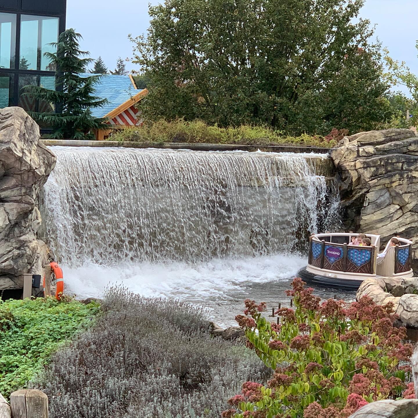 Nass oder nicht nass - das ist bei dem Wasserfall die Frage…übrigens auch im Winter!

Djengu River im Toverland. Rapid River von Hafema. Nässegrad: eher gering. Unsere Bewertung: 3 von 5

Für mehr (Wild)wasser- Content, folgt uns!

#wildwasser #wildwasserbahn #themepark #freizeitpark #wildwaterride #rapidriver #hafema #water #drenched #soaked #splash #fun #action #abkühlung
