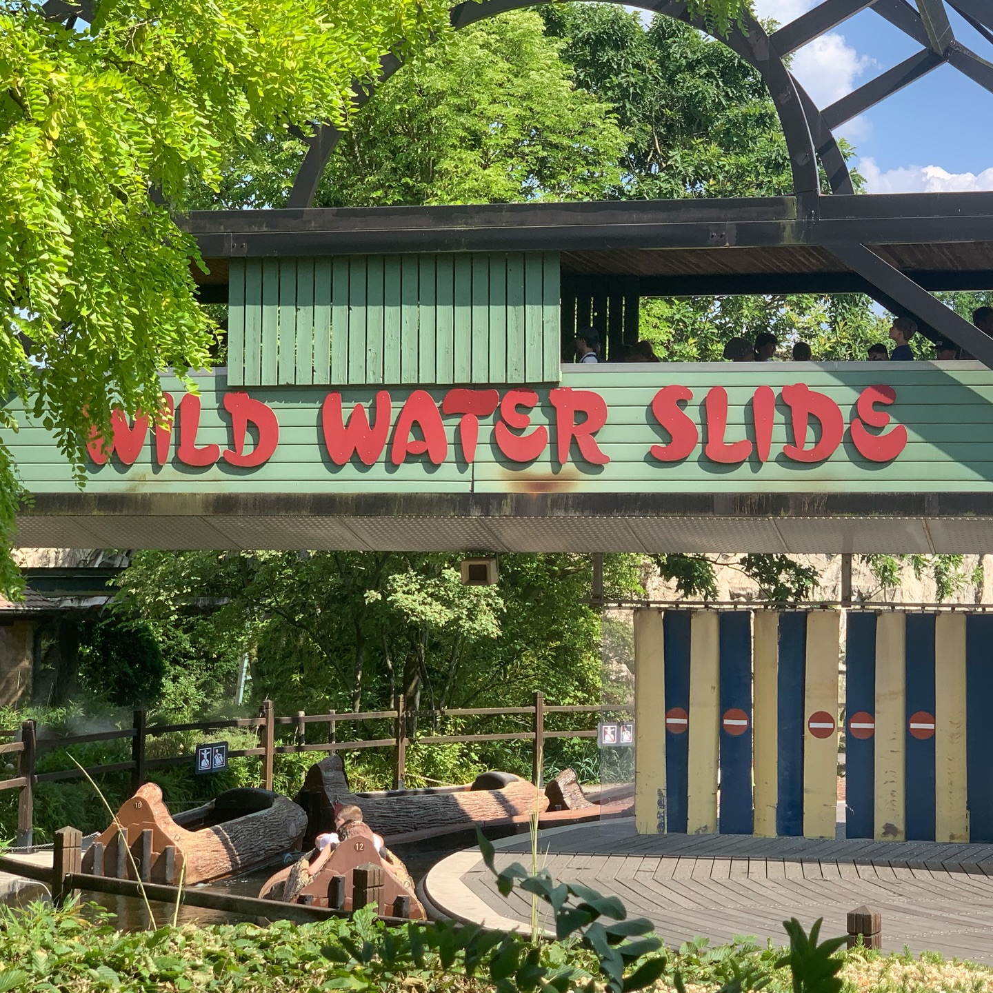 Die Wild Water Slide im Bobbejaanland ist ein Log Flume von Intamin mit 2 Drops. Sie hat eine für einen Log Flume unübliche Drehscheibe zum Einstieg. Leider ist der optische Zustand schlecht. 

Nässegrad: gering, Unsere Bewertung: 1 1/2 von 5.

Für mehr (Wild)wasser -Content folgt uns! 

#wildwasserbahn #wildwaterride #logflume #intamin #drehscheibe #drenched #soaked #splash #abkühlung #freizeitpark #themepark