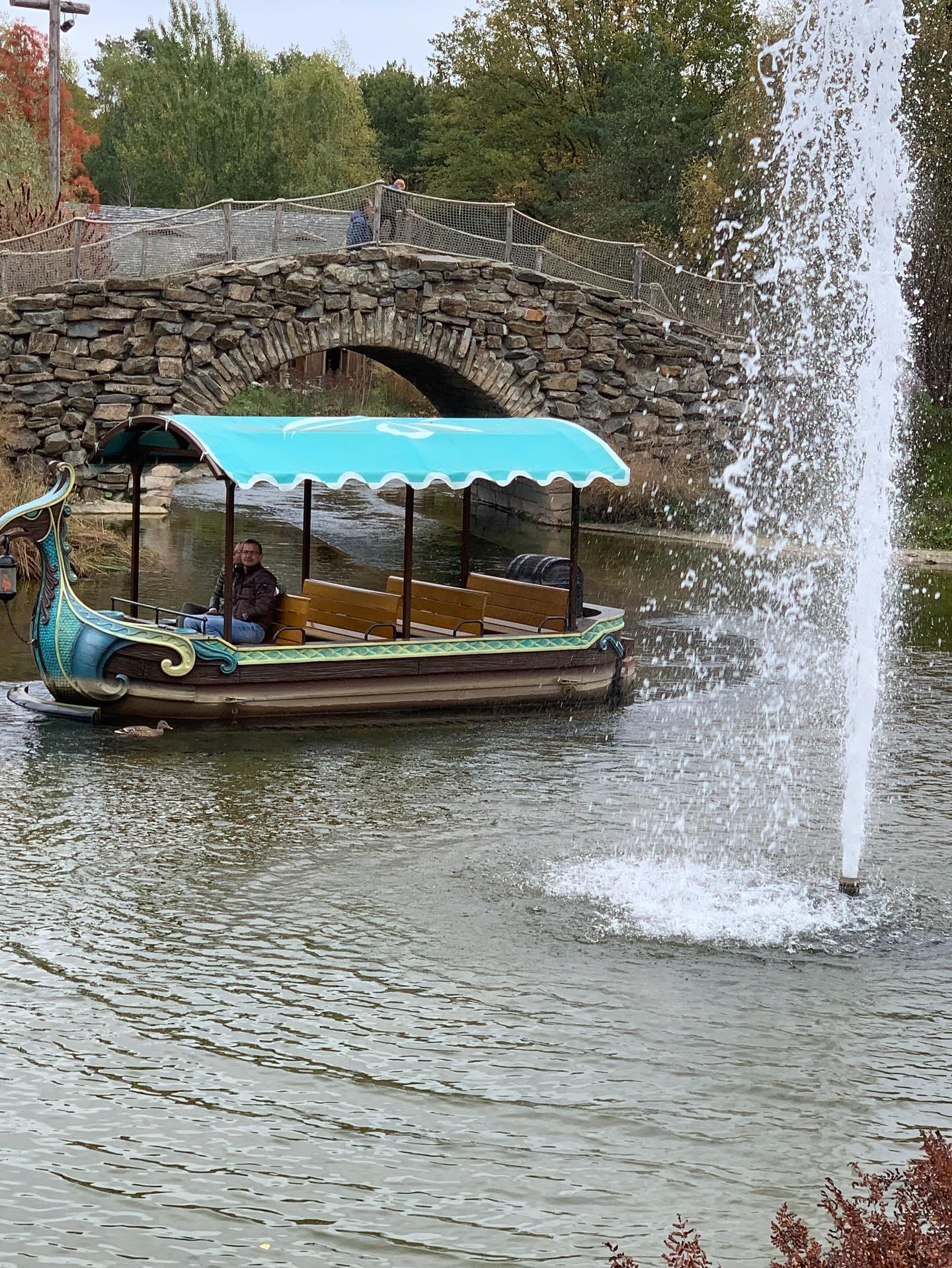 Merlin‘s Quest ist ein Tow Boat Ride mit Darkride Teil im Toverland von Mack Rides. Wunderschöne Anlage wir lieben sie!

Für mehr (Wild)wasser - Content folgt uns!

 #wildwasserbahn #towboatride #darkride #waterride #theming #wasser #thematisierung #effekte