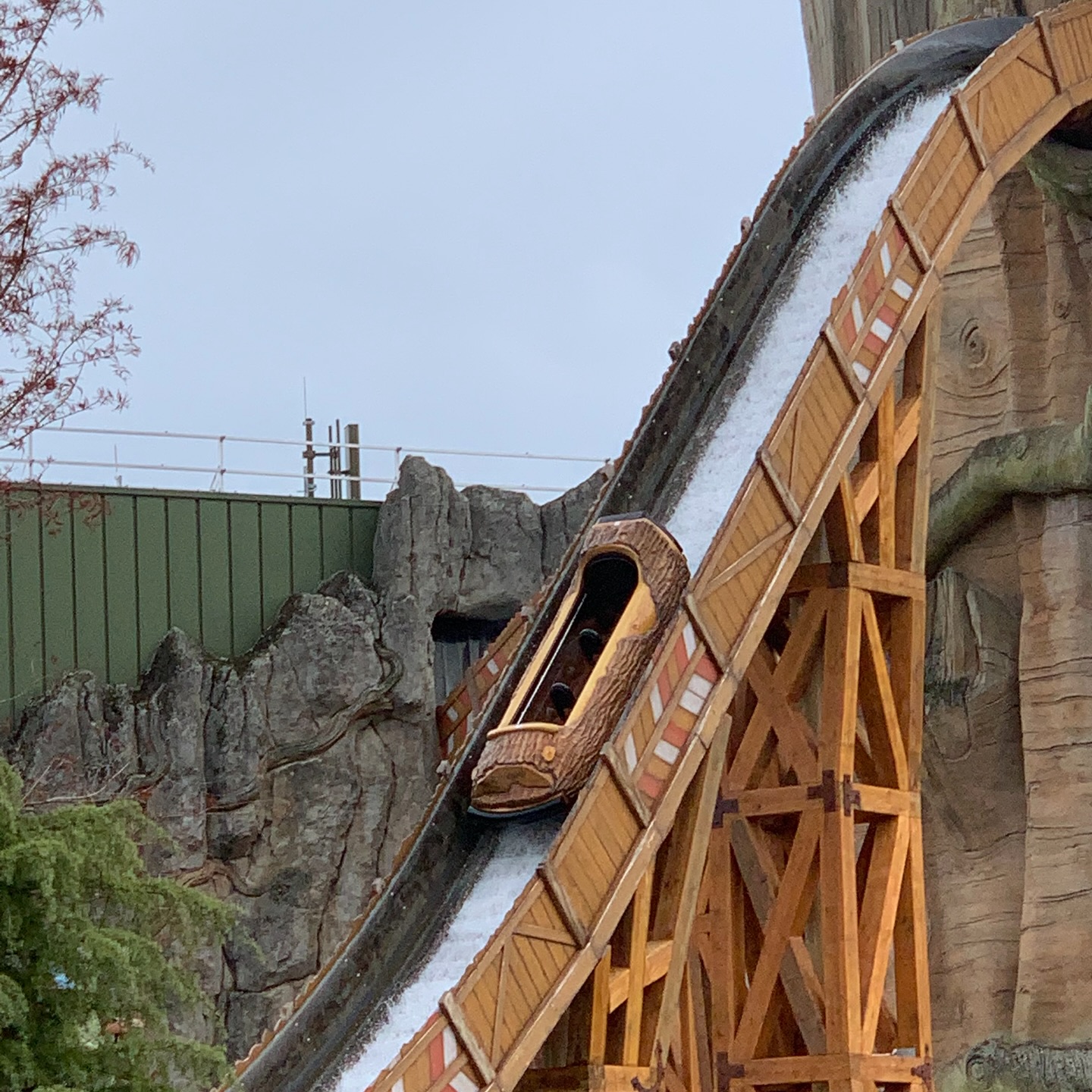 Expedition Zork im Toverland ist ein bisschen mehr als nur ein Standard- Log Flume von Mack Rides. Hier der große Drop.

Für mehr (Wild)wasser - Content, folgt uns gerne!

#wildwasserbahn #logflume #soaked #freizeitpark #drop #abkühlung #wildwaterride #spaß