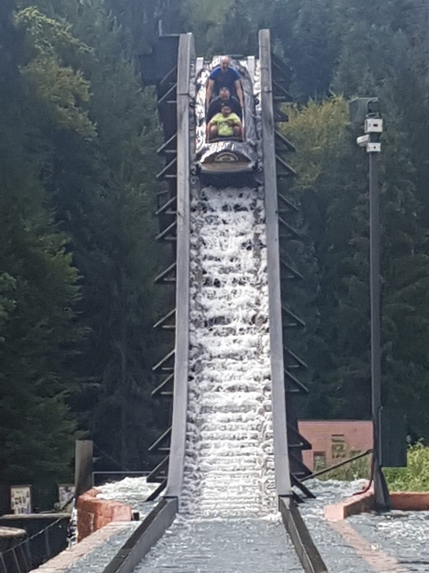 Le Flum im Fraispertuis City. 
Log Flume von Soquet mit 1 Drop. Nässegrad: eher gering, 
Unsere Bewertung: 2 von 5. 

Für mehr (Wild)wasser - Content folgt uns gerne.

#wildwasserbahn #logflume #soquet #wasser #wildwaterride