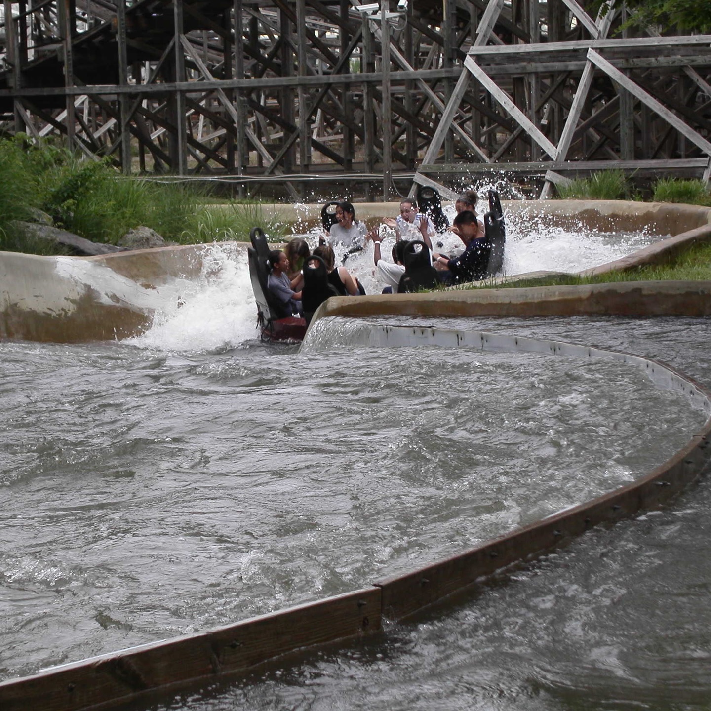 This is how a waterride should look like. Renegade Rapids were a rapid river from Hopkins Rides at defunct Six Flags America in Maryland. Come and join our Community the probably wettest place on the web. Prepare to get soaked!  #wildwaterride #waterfun #riverrapids #themeparks #soaked @hopkinsrides @sixflagsamerica
