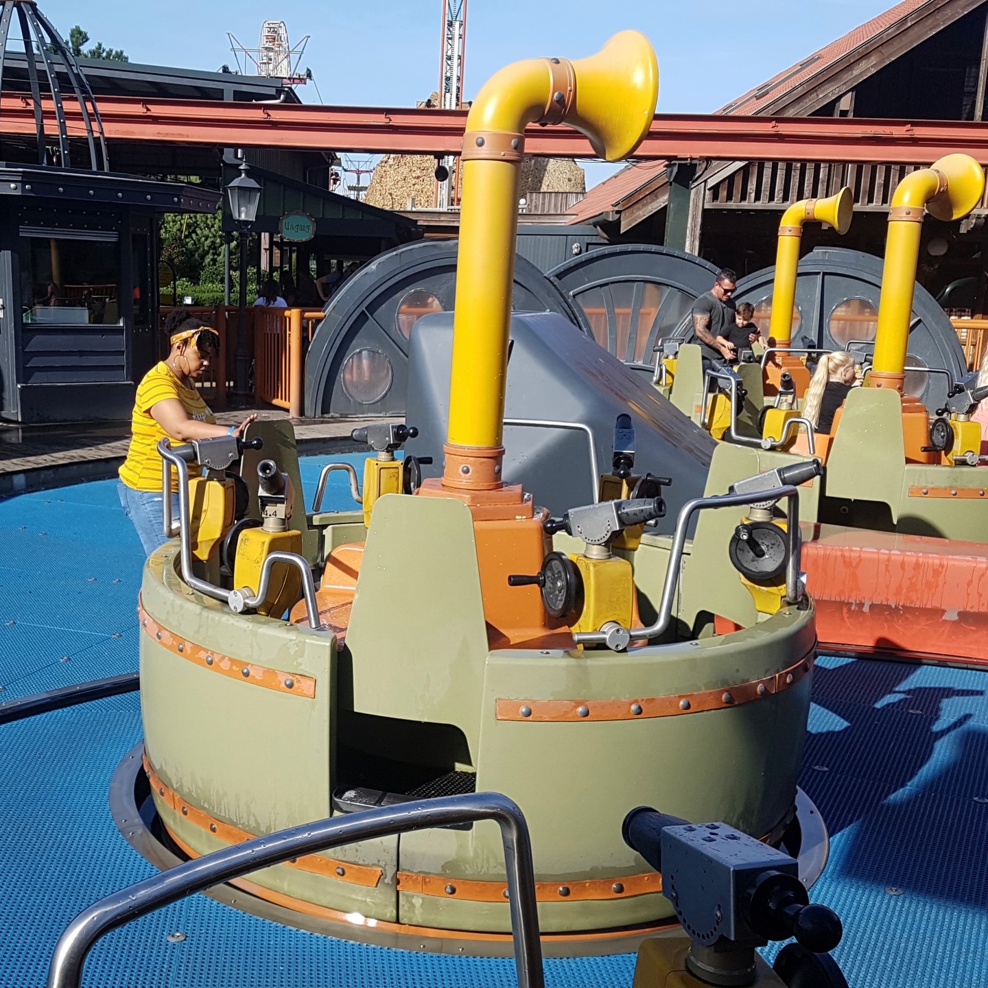 Expedition Nautilus is a kind of splashbattle. Twist‘n‘Splash from Mack Rides. I don‘t like twisting very much because I get motionsick.
Come and join our Community the probably wettest place on the web. Prepare to get soaked. #wildwaterride #splashbattle #themepark #soaked #water