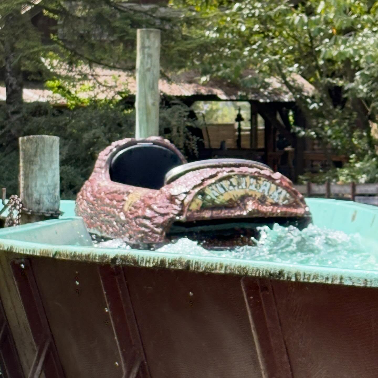 La Rivière Canadienne- is a classic log flume from Mack Rides with one drop. Fun but nothing special. Come and join our community the probably wettest place on the web! Prepare to get soaked!
#logflume #themepark #classic #wildwaterride #waterfun