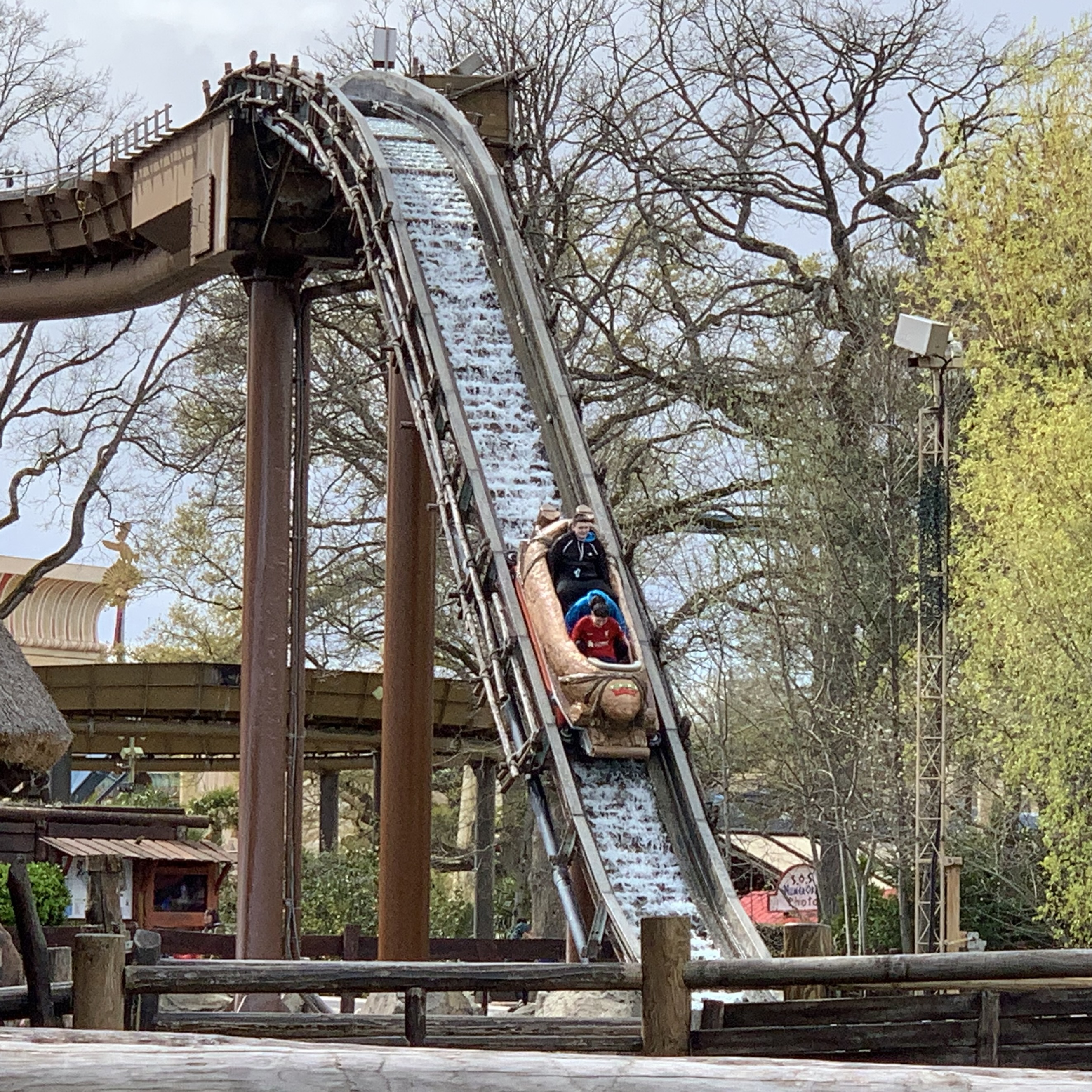 Menhir Express at Parc Asterix is one of the best Logflumes in Europe. We love it thank you so much O.D. Hopkins for that masterpiece you get soaking wet I promise!
Come join our Community the probably wettest place on the web - prepare to get soaked!
#wildwaterride #logflume #waterride #themepark #soaked @parcasterix @hopkinsrides